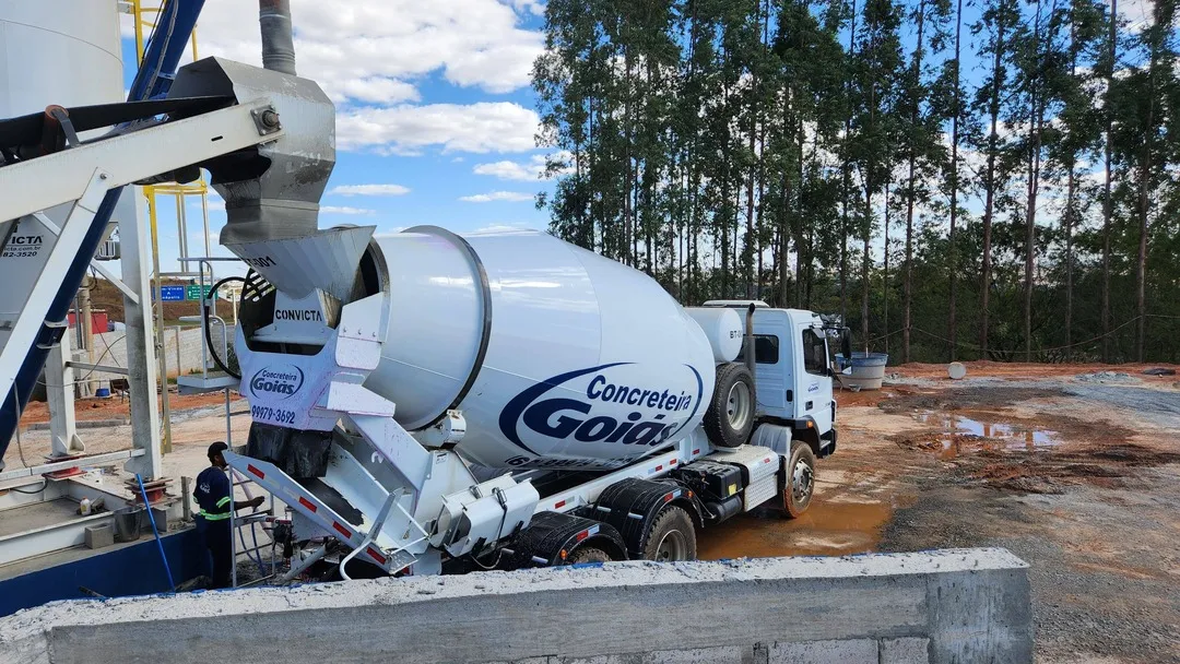 Carregando caminhão na Concreteira Goiás
